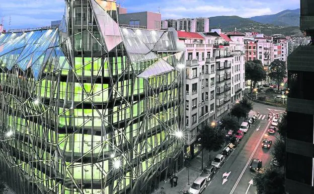 Edificio del Gobierno vasco en Bilbao que alberga la sede de Osakidetza, uno de los que están afectados por el nuevo contrato