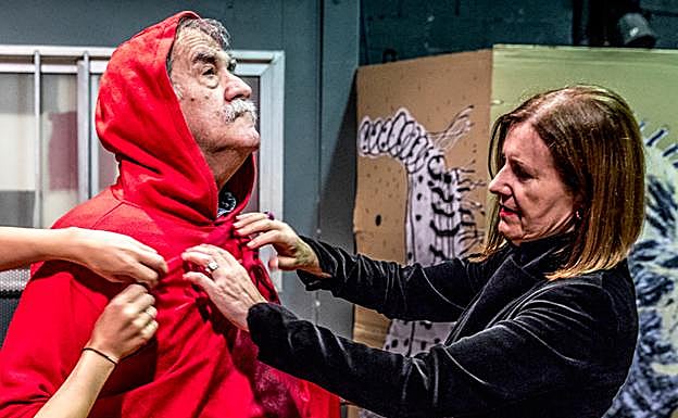 Imagen principal - El manchón rojo. Ramón Barea no dejaba de buscar el toque de color para el centro de la imagen. Y lo encontró. Le pidió prestada la sudadera al hijo del fotógrafo, Eder Andrés. 