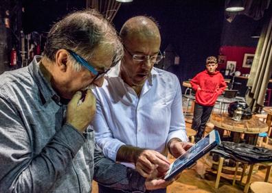 Imagen secundaria 1 - El manchón rojo. Ramón Barea no dejaba de buscar el toque de color para el centro de la imagen. Y lo encontró. Le pidió prestada la sudadera al hijo del fotógrafo, Eder Andrés. 