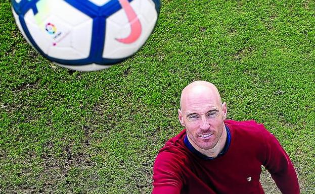 Gaizka Toquero lanza un balón al aire en la ciudad deportiva del Zaragoza. 