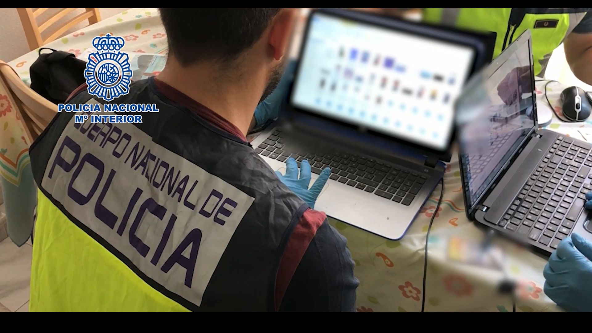 Un agente inspecciona un ordenador durante la operación.