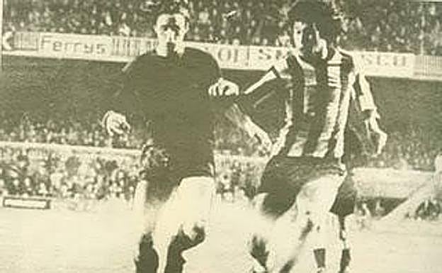 Cruyff y Valdano durante el encuentro entre Alavés y Barcelona.