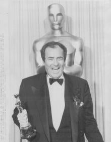 Imagen secundaria 2 - Bernardo Bertolucci en el rodaje de 'El último tango en París', junto a Marlon Brando y Maria Schneider; en la presentación de su última película, 'Yo y tú', en 2012; y con uno de los nueve Oscar que recibió por 'El último emperador' en 1988. 
