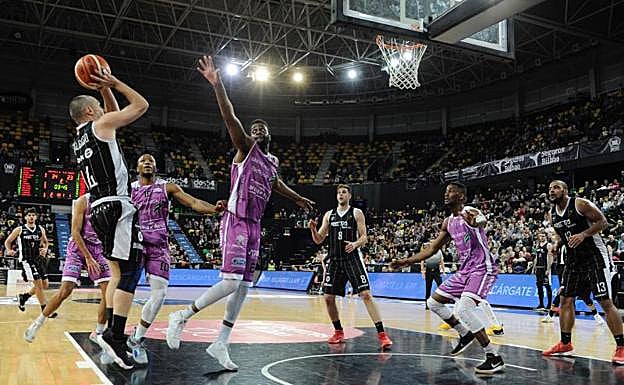 Okoroh y Kamba tratan de frenar una acción ofensiva de Salgado.