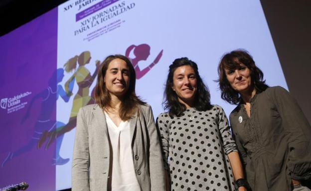 Iraia Iturregi (excapitana del Athletic), Iraia Garcia (club atletismo BM Bilbao) y Dorleta Ugalde.