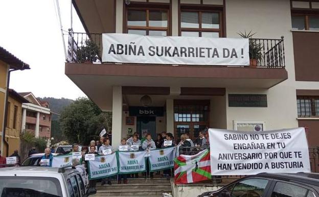 Protesta vecinal en los bajos del Ayuntamiento