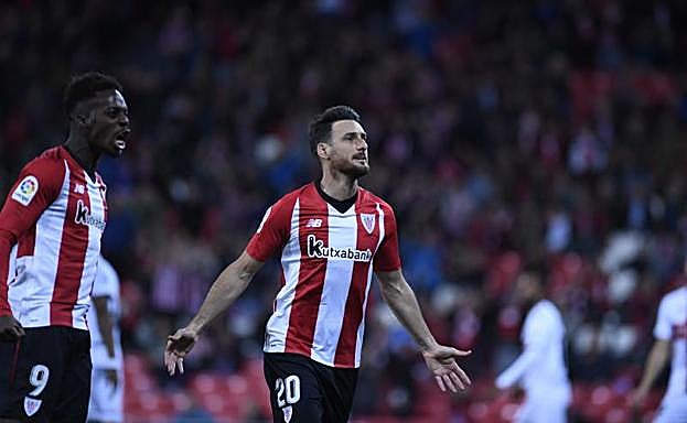 Aduriz celebra uno de sus tantos.