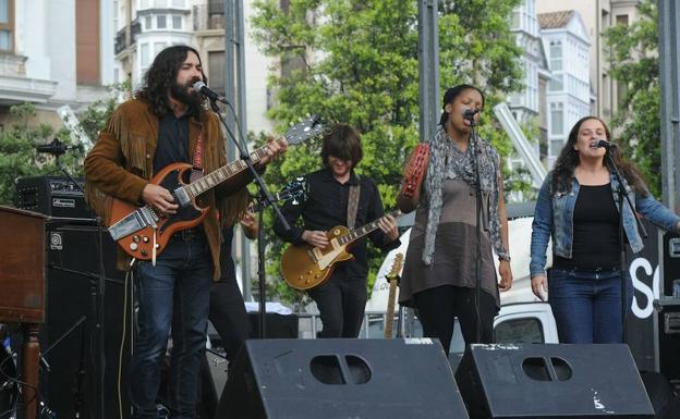 Julián Maeso, con su banda en su concierto del Azkena 2016 en la Virgen Blanca. 