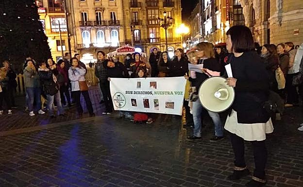 La protesta ha sido convocada por el colectivo Katu Txakur Bizkaia de defensa animal.