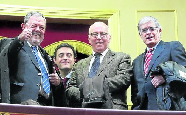 El consejero vasco de Economía, Pedro Azpiazu, y los tres diputados forales de Hacienda. 