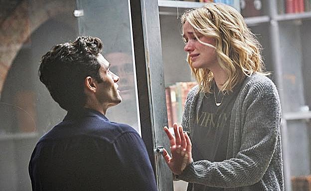 Penn Badgley y Elizabeth Lail son los protagonistas de 'You' (2018).