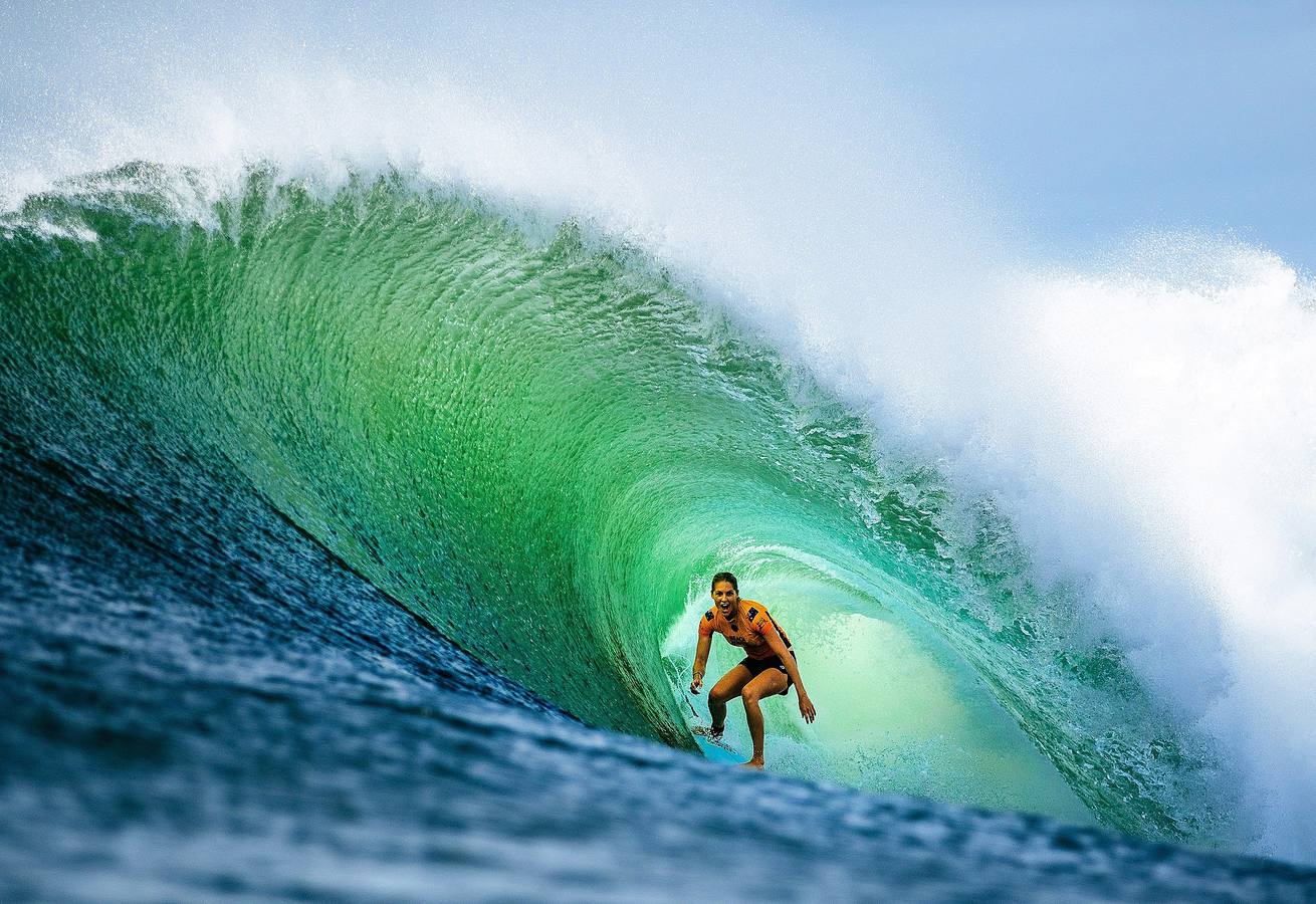 El Beachwaver Maui Pro es la última prueba del Campeonato Femenino dentro de la Liga Mundial de Surf. Se celebra estos días en Honolua Bay, en la costa noroeste de Maui, en Hawai, un escenario paradisíaco, perfecto para cabalgar olas largas y poderosas que atraen a las más experimentadas practicantes de surf del mundo. La australiana Stephanie Gilmore (de amarillo con trofeo y una corona de flores) se ha proclamado campeona del mundo.