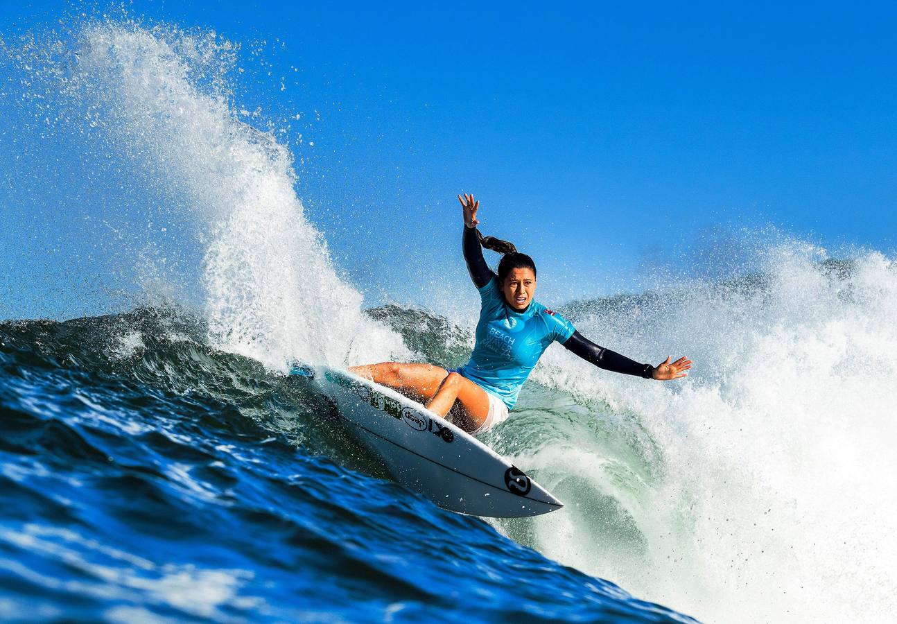 El Beachwaver Maui Pro es la última prueba del Campeonato Femenino dentro de la Liga Mundial de Surf. Se celebra estos días en Honolua Bay, en la costa noroeste de Maui, en Hawai, un escenario paradisíaco, perfecto para cabalgar olas largas y poderosas que atraen a las más experimentadas practicantes de surf del mundo. La australiana Stephanie Gilmore (de amarillo con trofeo y una corona de flores) se ha proclamado campeona del mundo.