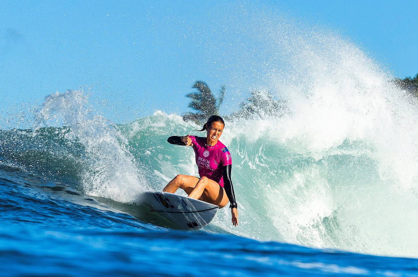 El Beachwaver Maui Pro es la última prueba del Campeonato Femenino dentro de la Liga Mundial de Surf. Se celebra estos días en Honolua Bay, en la costa noroeste de Maui, en Hawai, un escenario paradisíaco, perfecto para cabalgar olas largas y poderosas que atraen a las más experimentadas practicantes de surf del mundo. La australiana Stephanie Gilmore (de amarillo con trofeo y una corona de flores) se ha proclamado campeona del mundo.