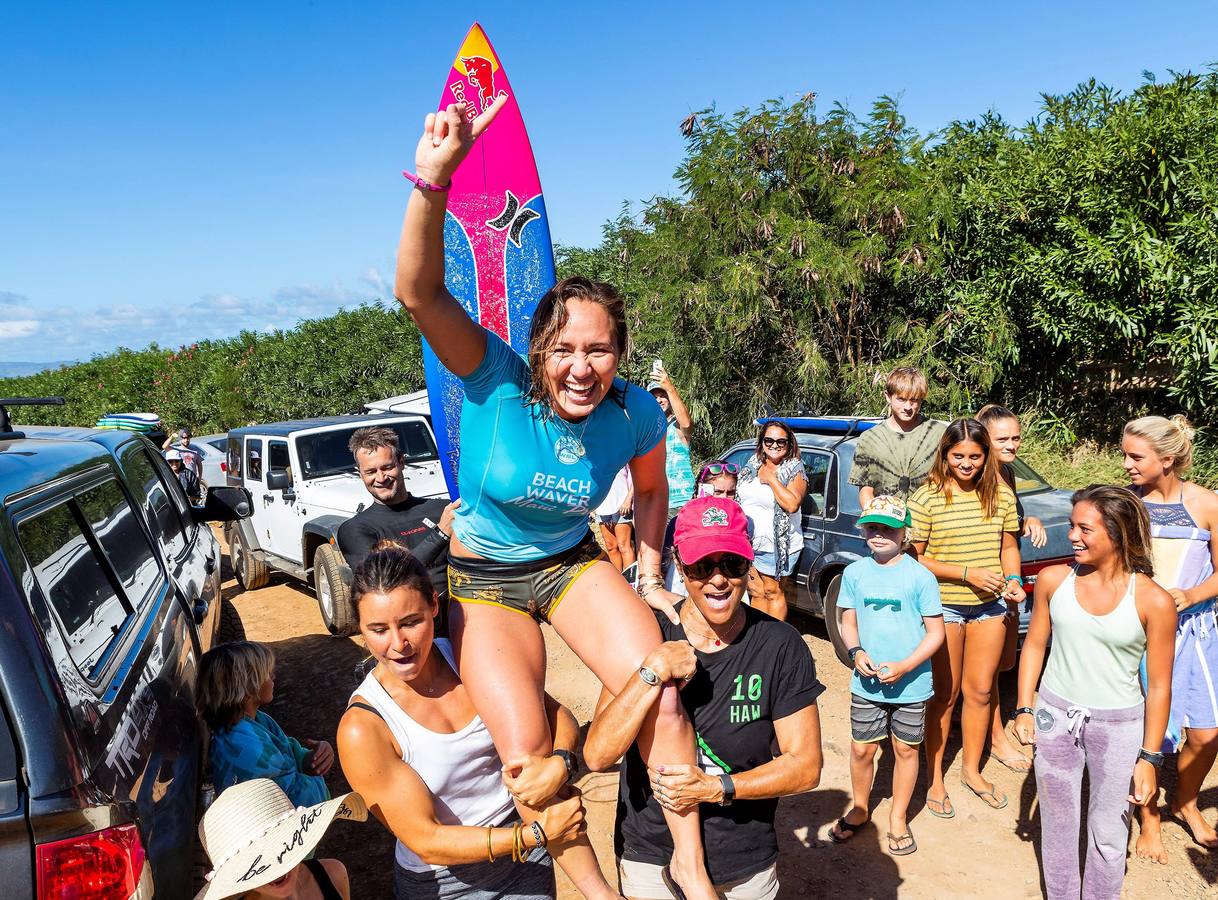 El Beachwaver Maui Pro es la última prueba del Campeonato Femenino dentro de la Liga Mundial de Surf. Se celebra estos días en Honolua Bay, en la costa noroeste de Maui, en Hawai, un escenario paradisíaco, perfecto para cabalgar olas largas y poderosas que atraen a las más experimentadas practicantes de surf del mundo. La australiana Stephanie Gilmore (de amarillo con trofeo y una corona de flores) se ha proclamado campeona del mundo.