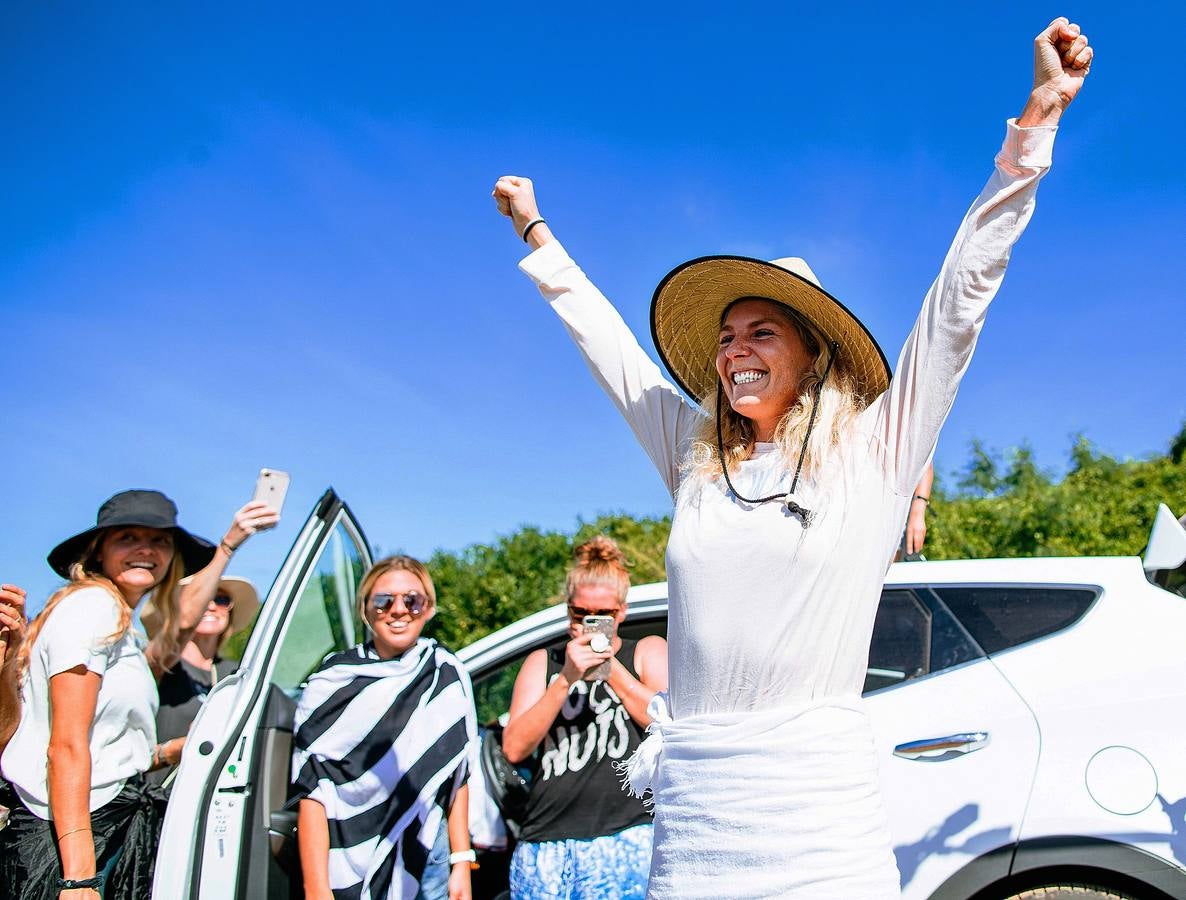 El Beachwaver Maui Pro es la última prueba del Campeonato Femenino dentro de la Liga Mundial de Surf. Se celebra estos días en Honolua Bay, en la costa noroeste de Maui, en Hawai, un escenario paradisíaco, perfecto para cabalgar olas largas y poderosas que atraen a las más experimentadas practicantes de surf del mundo. La australiana Stephanie Gilmore (de amarillo con trofeo y una corona de flores) se ha proclamado campeona del mundo.