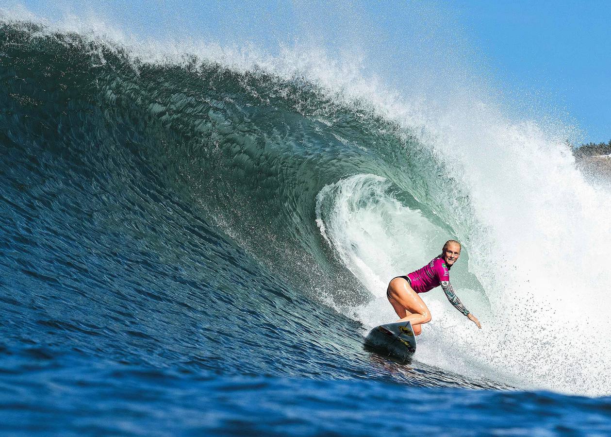 El Beachwaver Maui Pro es la última prueba del Campeonato Femenino dentro de la Liga Mundial de Surf. Se celebra estos días en Honolua Bay, en la costa noroeste de Maui, en Hawai, un escenario paradisíaco, perfecto para cabalgar olas largas y poderosas que atraen a las más experimentadas practicantes de surf del mundo. La australiana Stephanie Gilmore (de amarillo con trofeo y una corona de flores) se ha proclamado campeona del mundo.