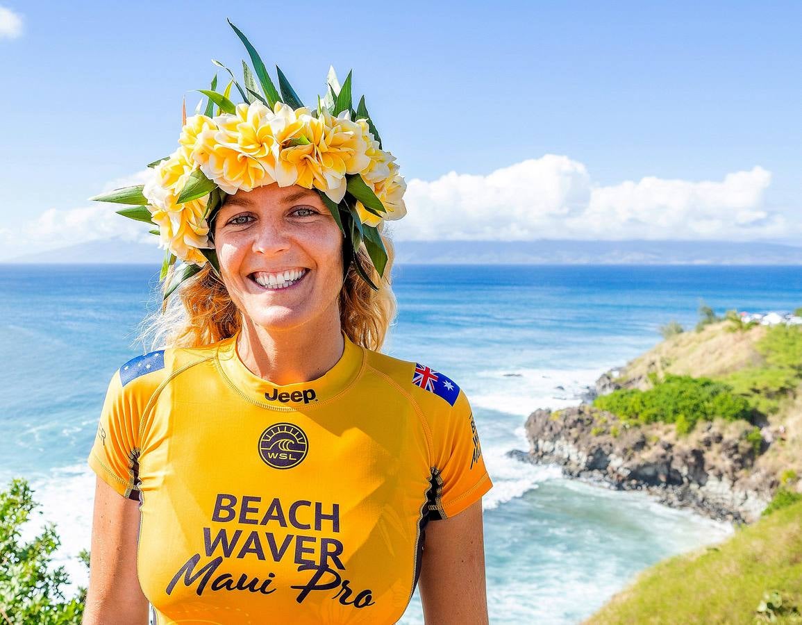 El Beachwaver Maui Pro es la última prueba del Campeonato Femenino dentro de la Liga Mundial de Surf. Se celebra estos días en Honolua Bay, en la costa noroeste de Maui, en Hawai, un escenario paradisíaco, perfecto para cabalgar olas largas y poderosas que atraen a las más experimentadas practicantes de surf del mundo. La australiana Stephanie Gilmore (de amarillo con trofeo y una corona de flores) se ha proclamado campeona del mundo.