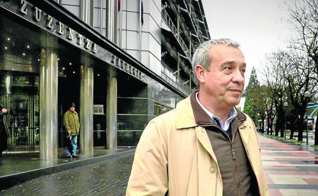 Xabier Sánchez Robles, ante el palacio de Justicia de Vitoria. 