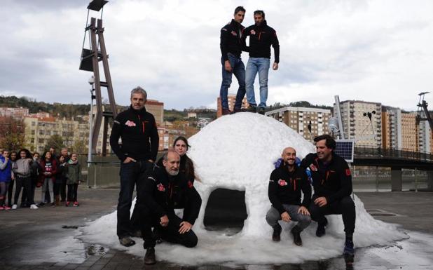 El equipo de Alex Txikon posa en el iglú que montaron ayer en el Euskalduna con nieve traída de Pirineos.