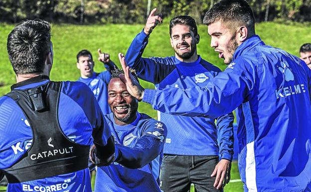 Twumasi, Sobrino y Martín bromean durante el entrenamiento de ayer en Ibaia. 