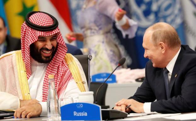 Mohamed bin Salmán y Vladímir Putin conversan entre risas en la cumbre del G-20, en Buenos Aires.