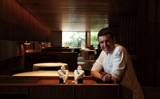 El cocinero Ricard Camarena sonriente tras lograr dos estrellas Michelin.