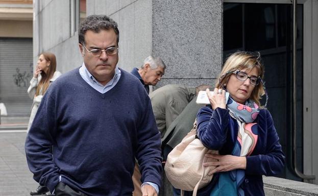 Los padres de la víctima, a la entrada del Palacio de Justicia antes de una de las sesiones del juicio.