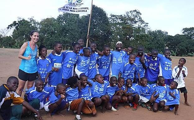 Patricia Campos con un equipo de fútbol de niños y niñas de Uganda