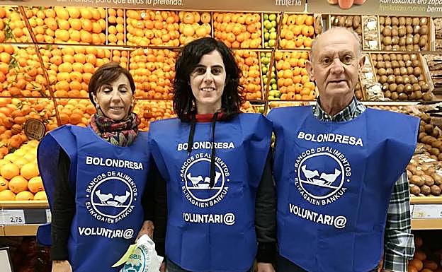 Blanca Santamaría, Olatz Príncipe y Miguel Castillo, en el supermercado BM de General Concha. 
