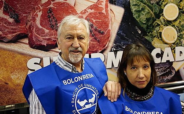Iñaki Badiola, voluntario veterano, y Tere Muñoz, que se estrena este año como voluntaria, en el supermercado de El Corte Inglés. 