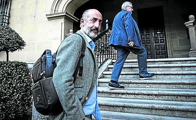 Aitor Elizegi, a su llegada ayer a Ibaigane, con Juan Carlos Ercoreca acompañándole en la sede del club. 