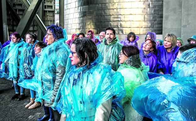 Imagen principal - Simbolismo. Los comerciantes desplegaron sus notas de color junto al Guggenheim, formando una imagen que refleja la «diversidad de gente, ideas y cultura» en la ciudad. 