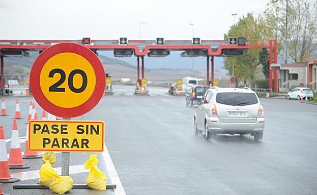 Imagen de esta mañana en el peaje de Armiñón en la AP-1, que ha pasado a ser gratuito.