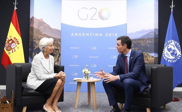 Pedro Sánchez dialoga con la directora generente del FMI, Christine Lagarde.