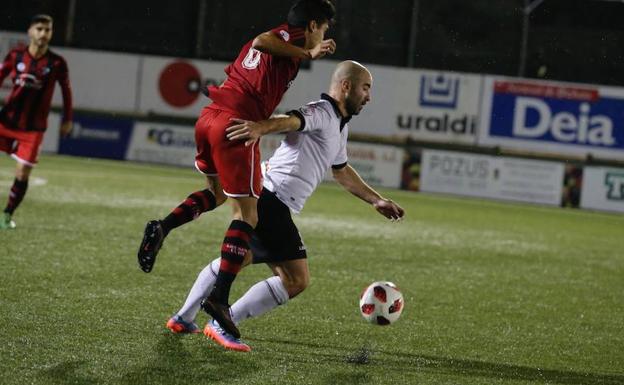 Pradera protege la pelota ante la presión de Uranga.