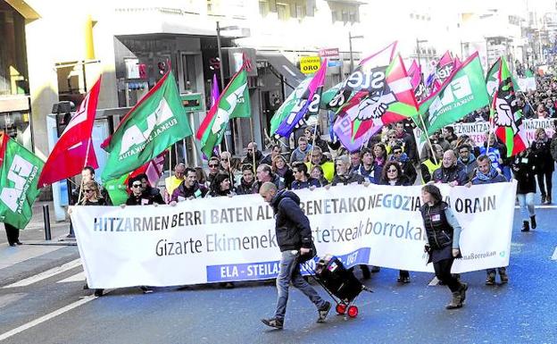 Una multitudinaria manifestación de profesores recorrió ayer las calles de Vitoria para reclamar mejoras laborales. 