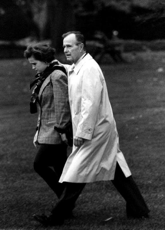 George W. Bush junto a su hija Dorthey Koch.