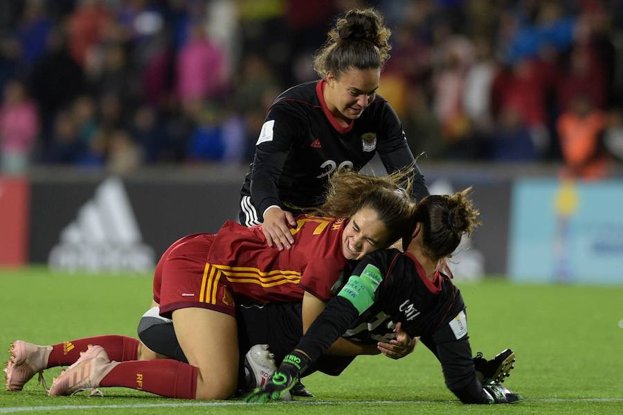 La selección española femenina Sub'17 terminó invicta y alcanzó este sábado su primer título en el Mundial de la categoría gracias al triunfo por 2-1 sobre México, con un doblete de la goleadora Claudia Pina, en el torneo que se disputó en Uruguay.