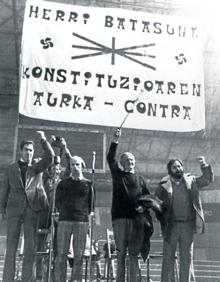 Imagen secundaria 2 - Unión. Juan de Ajuriaguerra (PNV), junto a José Antonio Maturana, del Partido Socialista. Abajo a la izquierda, José Ángel Cuerda, diputado por el PNV en 1978, durante una intervención en la Cámara baja. Rechazo. Abajo a la derecha, Letamendia, en una protesta contra la Constitución.