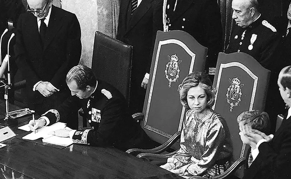 El rey Juan Carlos sanciona la Constitución en el Congreso en presencia de la reina Sofía y del entonces príncipe de Asturias.