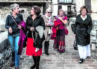 Imagen secundaria 1 - Entrega. Zuriñe Mugarza, tía de Itziar Laka, se unió al grupo en los preparativos de la sesión y el resultado fue espectacular. 