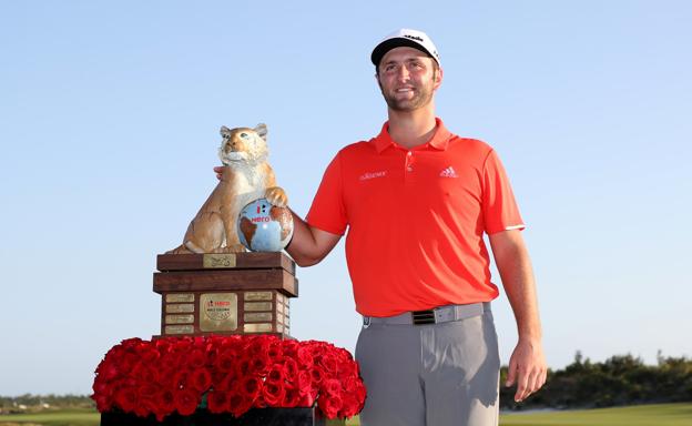 Rahm con el trofeo tras ganar en las Bahamas. 