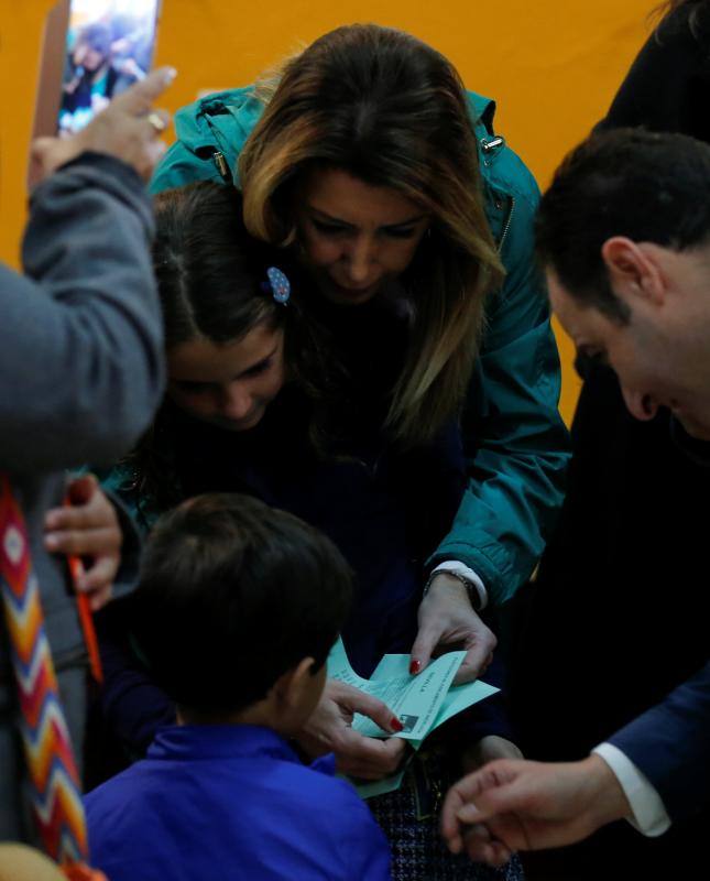 La presidenta de la Junta de Andalucía y candidata del PSOE, Susana Díaz, enseña unas papeletas a su hijo y a su sobrina.
