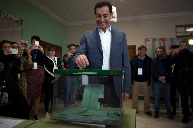 El candidato del Partido Popular, Juan Manuel Moreno, vota en un colegio electoral de Málaga.