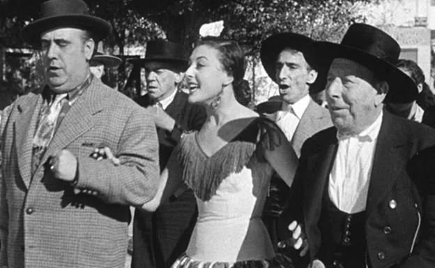 Lolita Sevilla, entre Manolo Morán y José Isbert, en la película.