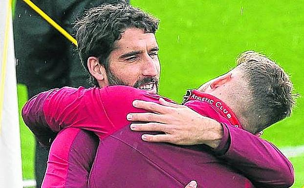 Raúl García abraza a Remiro.