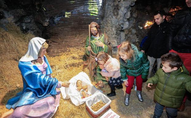 Varios visitantes en la gruta. 