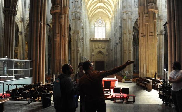 Visitantes en el interior del templo. 