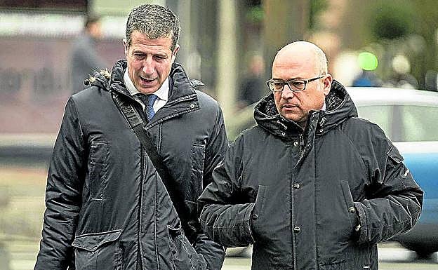 Alfredo de Miguel junto a su abogado, Gonzalo Susaeta.